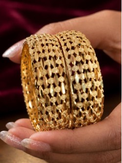 gold-bangles-UBJKGB11TF